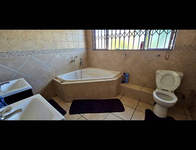 4 BEDROOM HOUSE FOR SALE IN ROOIHUISKRAAL NORTH